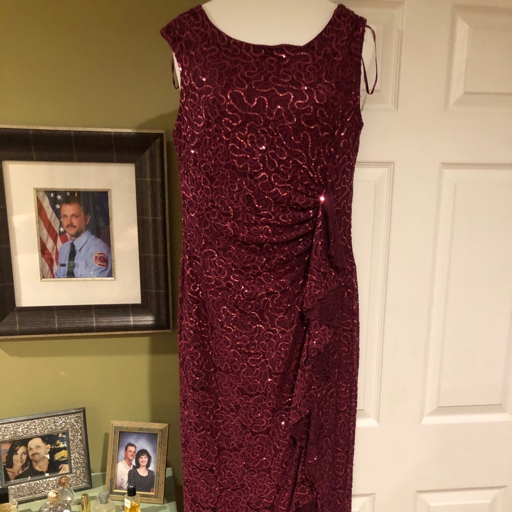 Formal gown with free earrings - Picture 2 of 7